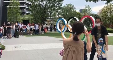 ویدیو| عکس شهروندان توکیو با نماد مشهور المپیک