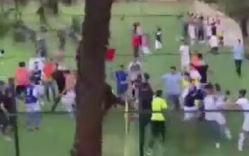 ویدیو| زد و خورد عجیب در لیگ امید فوتبال کرج!