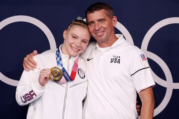 تصویری احساسی که در المپیک ثبت شد/ اهدای مدال دختر به پدر
