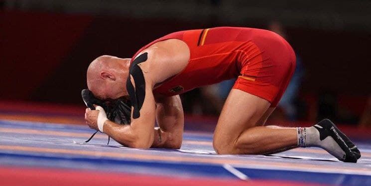 استابلر برنز گرفت و کفش‌ها را درآورد

