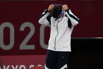 عکس| اخم حسن یزدانی روی سکوی نایب قهرمانی المپیک توکیو