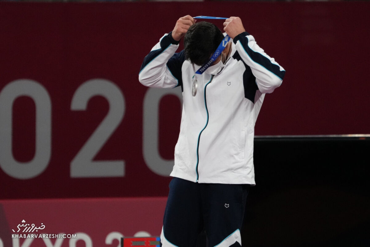 عکس| اخم حسن یزدانی روی سکوی نایب قهرمانی المپیک توکیو