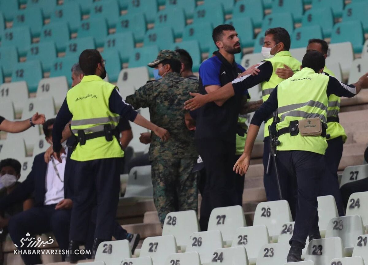 ۶ تصویر از لحظه درگیری ستاره جنجالی استقلال/ ۴ مامور او را گرفتند!