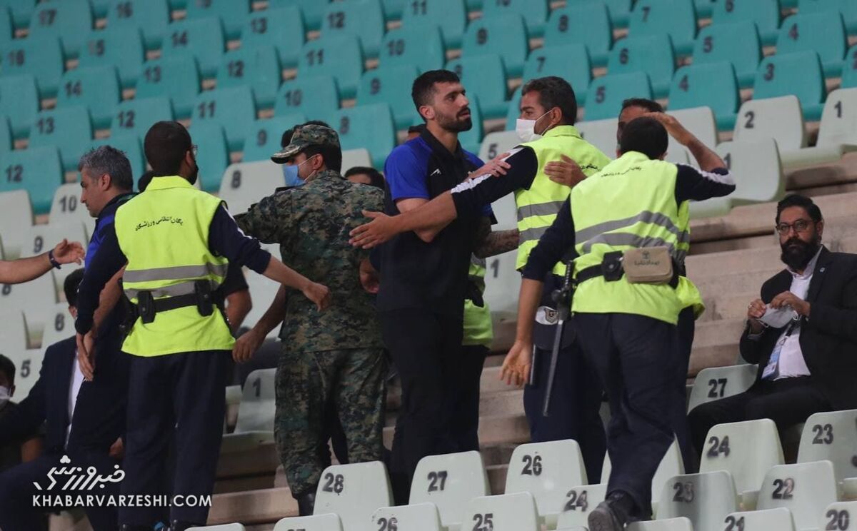 ۶ تصویر از لحظه درگیری ستاره جنجالی استقلال/ ۴ مامور او را گرفتند!