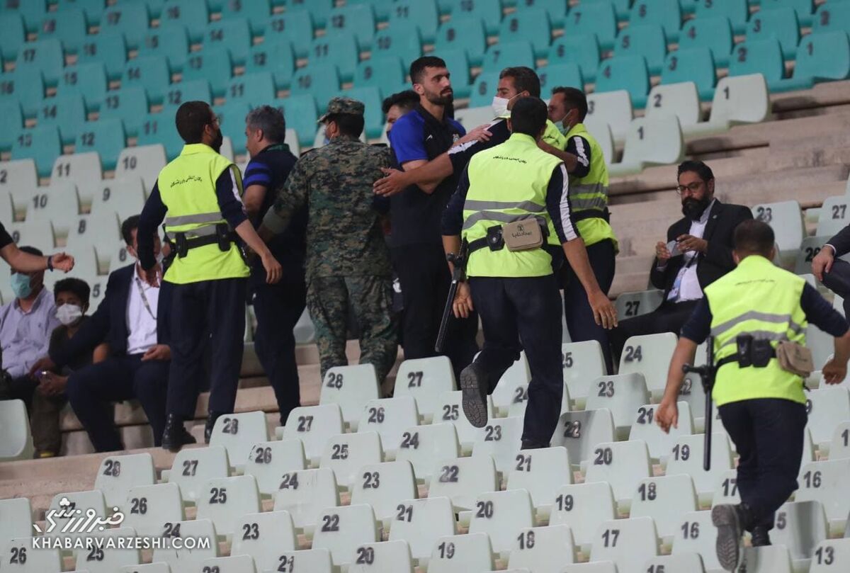 ۶ تصویر از لحظه درگیری ستاره جنجالی استقلال/ ۴ مامور او را گرفتند!