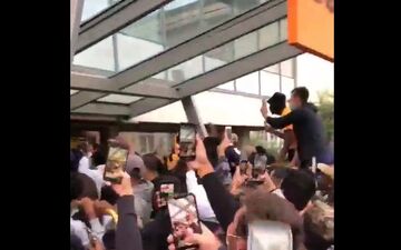 ویدیو| هواداران پاری‌سن ژرمن در فرودگاه منتظر لیونل مسی