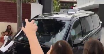 ویدیو| لیونل مسی دقایقی پیش خانه خود را به مقصد فرودگاه بارسلونا ترک کرد