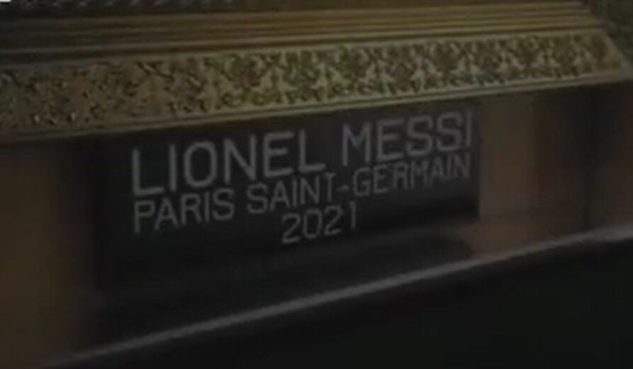 ببینید| قرار گرفتن پرتره مسی در موزه لوور پاریس در کنار تابلو مونالیزا