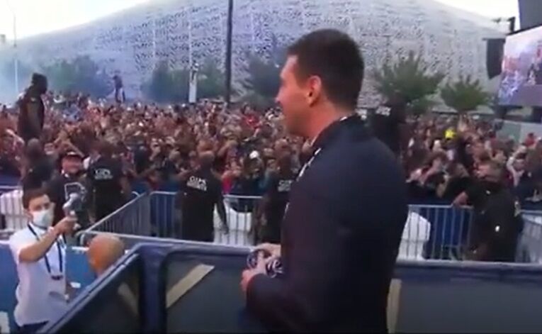 ویدیو| دیدار مسی با هواداران پی‌اس‌جی در پایان کنفرانس مطبوعاتی