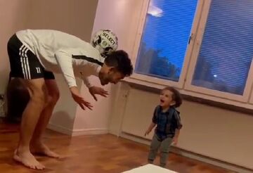 ویدیو| عکس‌العمل جالب فرزند خردسال بختیار رحمانی به کار با توپ پدرش