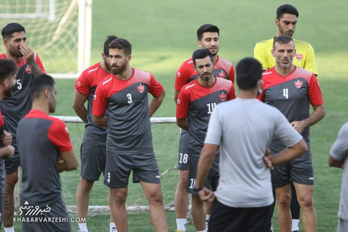  دو میهمان ویژه به تمرین پرسپولیس آمدند/ مهاجم قرمزها عکاس شد