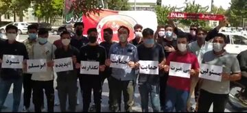 ویدیو| تجمع اعتراضی هواداران پدیده به وضعیت تیمشان مقابل شهرداری مشهد