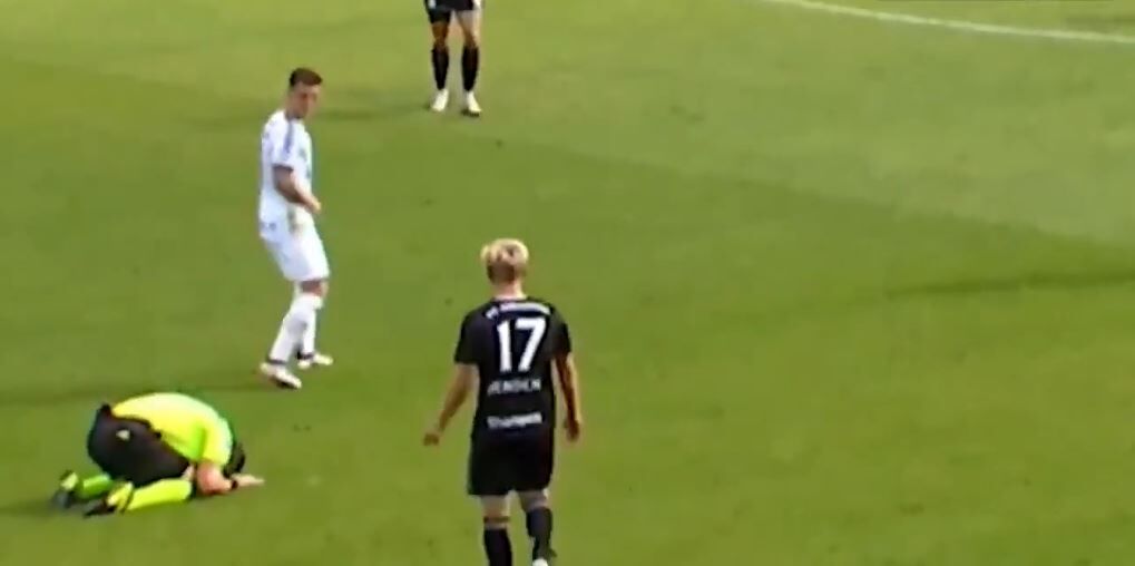 ببینید| حرکت بی‌سابقه در فوتبال/ زانو زدن داور دانمارکی پس از تصمیم اشتباهش 