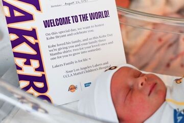 تصاویری از هدیه جالب به یاد یک اسطوره/ روز ویژه برای نوزادان آمریکایی
