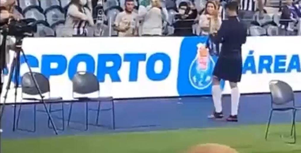 ویدیو| طارمی پیراهنش را به هوادار پورتو اهدا کرد