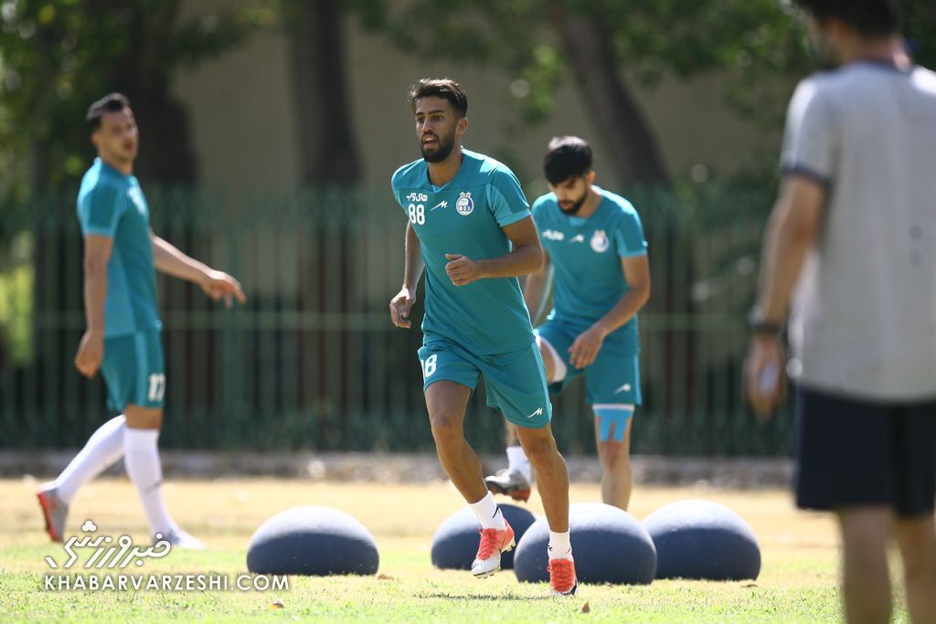 استقلال فقط یک هافبک هجومی دارد!