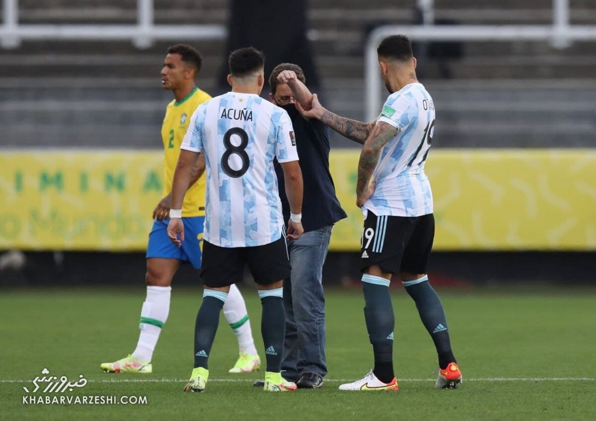 تصاویر جنجالی‌ترین برزیل - آرژانتین تاریخ/ پلیس با اسلحه به دنبال ۴ آرژانتینی در وسط زمین!/ فرمان خشمگین مسی؛ دستور عجیب تیته/ فیفا بیانیه داد