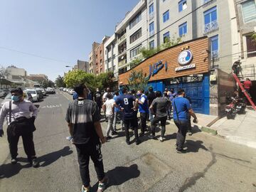 عکس| حمله هواداران عصبی به ساختمان باشگاه استقلال!