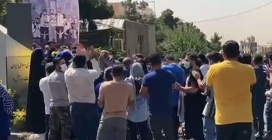 ویدیو| شعار هواداران معترض استقلال مقابل وزارت ورزش