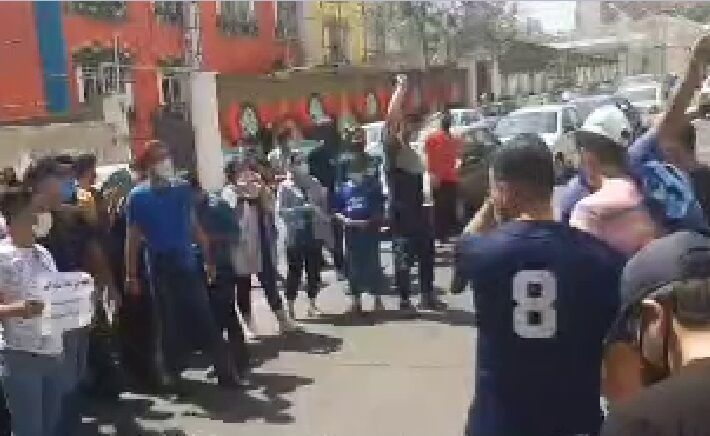 ویدیو| تجمع هواداران استقلال به مقابل باشگاه کشیده شد