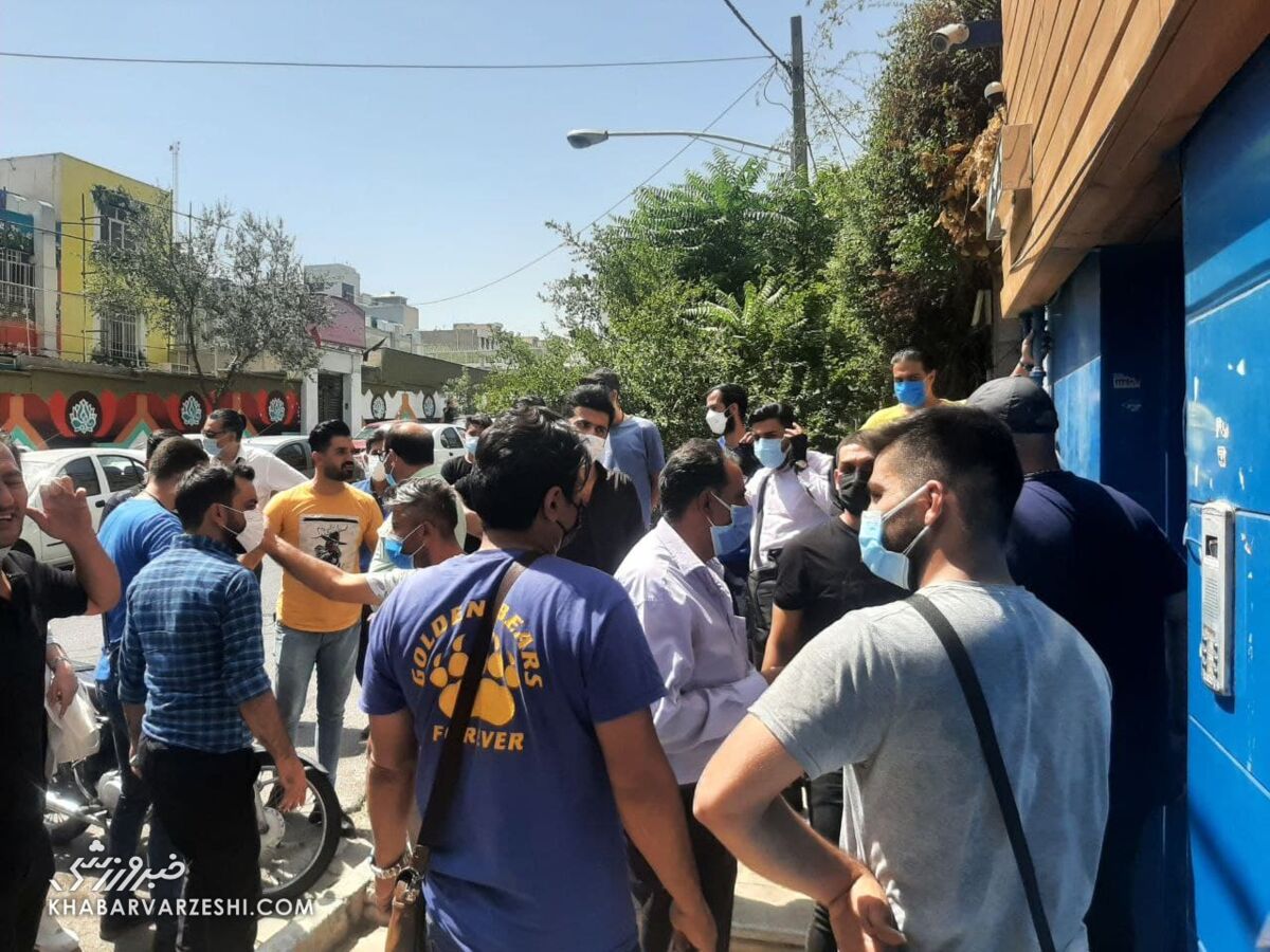 ببینید| حمله هواداران معترض استقلال به ساختمان باشگاه استقلال