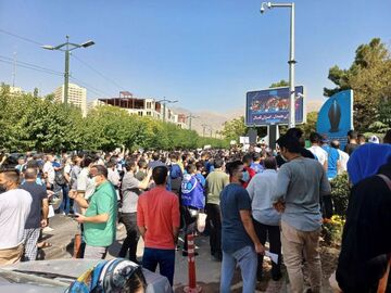 تصاویر پلاکاردهای استقلالی‌های معترض؛ تجمع مقابل وزارت ورزش/ شعار علیه ۳ نفر؛ حمایت از ۲ نفر