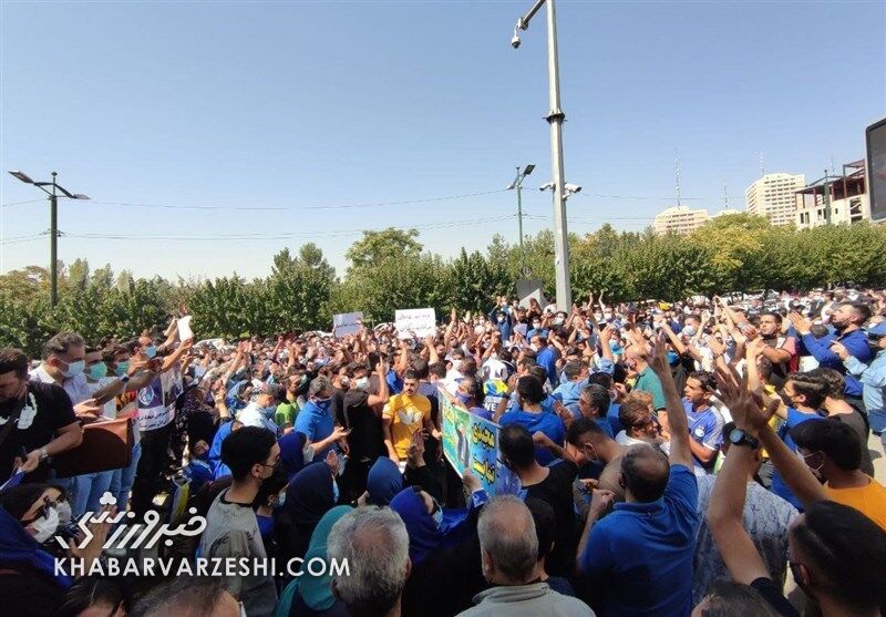 تجمع هواداران استقلال روبروی وزارت ورزش