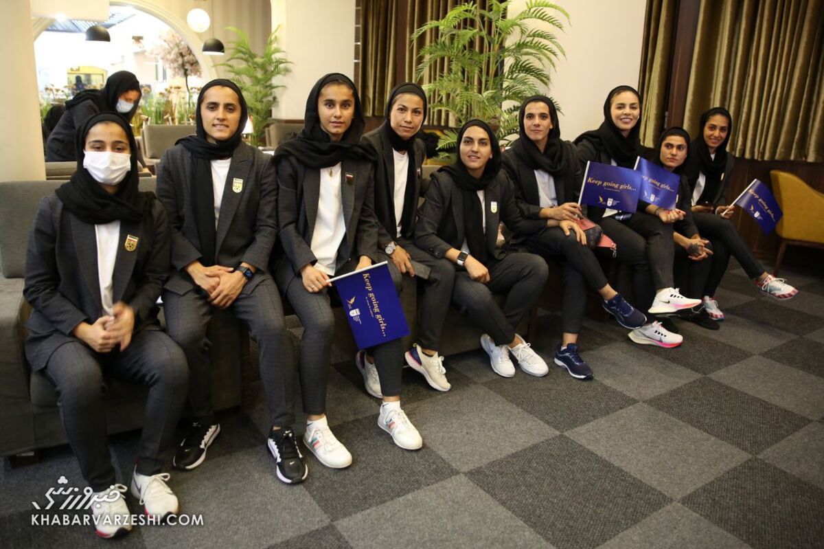 تصاویر| دستور تغییر این لباس دختران فوتبالیست صادر شد/ وزارت ورزش هم این کت و شلوار زنانه را نپسندید!