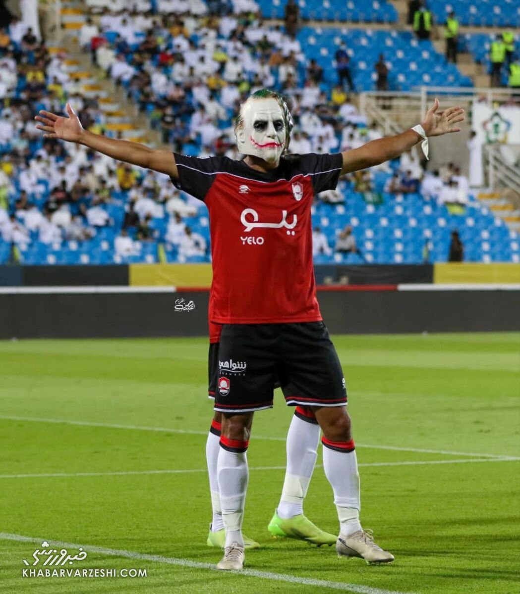 تصاویر| پای جوکر به زمین فوتبال باز شد