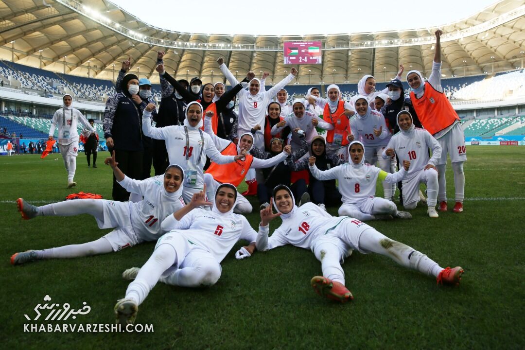 ببینید| زنان شگفت انگیز ایران/ از جنجال «کت و شلوار» شیک دختران فوتبال ایران تا همخوانی «جاوید وطن» در جشن صعود