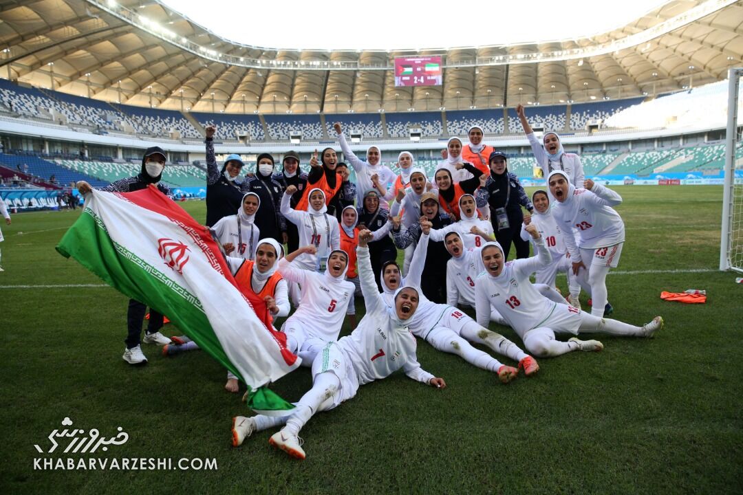 ببینید| زنان شگفت انگیز ایران/ از جنجال «کت و شلوار» شیک دختران فوتبال ایران تا همخوانی «جاوید وطن» در جشن صعود