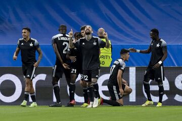 تصاویر| لحظه باورنکردنی ستاره ازبک مقابل رئال/ دست‌هایش روی چشمانش ...