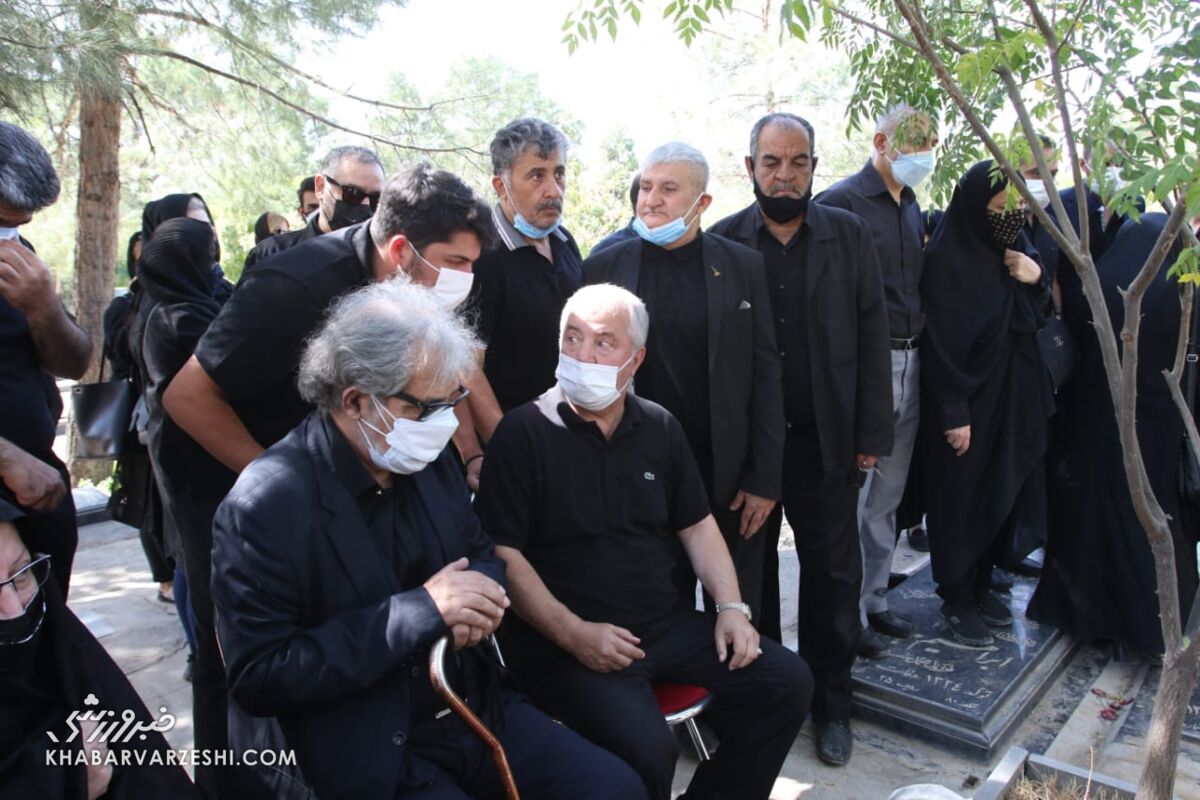 تصاویر| مراسم خاکسپاری خواهر علی پروین در حضور پیشکسوتان پرسپولیس