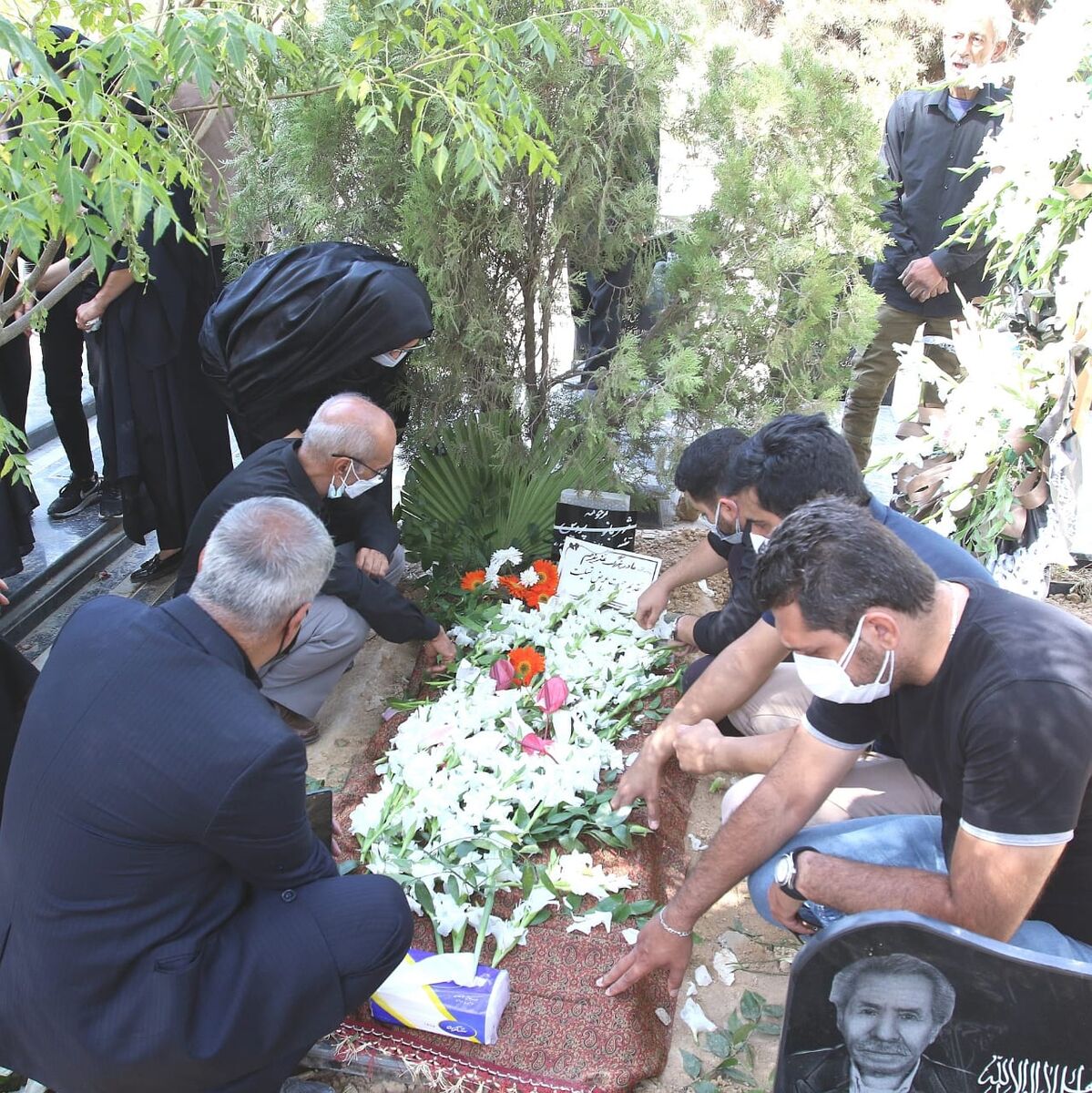 عکس| مراسم خاکسپاری خواهر علی پروین در حضور پیشکسوتان پرسپولیس