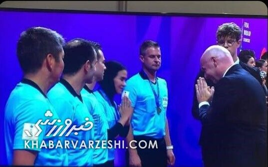 عکسی دیدنی از احترام ویژه رئیس فدراسیون فوتبال جهان به داور زن ایرانی