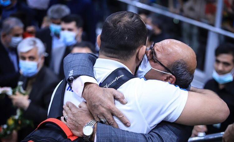 تصاویر| قهرمان کشتی جهان در آغوش پدر/ از گریه‌های مادر تا استقبال در فرودگاه امام