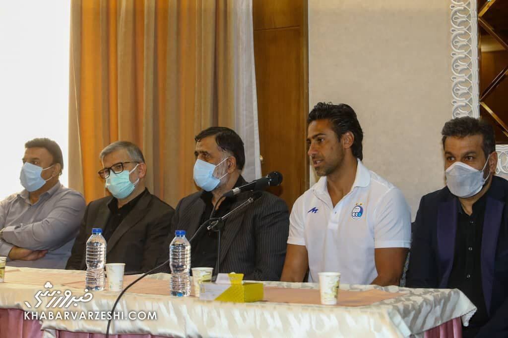 دروغ گفتند؛ من لیست نکونام را افشا نکردم/ کریمی تا چند روز قبل جور دیگری درباره ساپینتو حرف می زد/ برای استقلال بازیکن بیاورید، نه نمایشگاه دار!