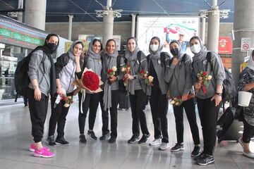 تصاویر ورود زنان والیبالیست سایپا به ایران/ پوشش هماهنگ و استقبال خانواده‌ها