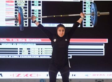 ببینید| دختر ایرانی در لحظه بلند کردن وزنه/ فریاد غزاله حسینی و کسب مدال جهانی وزنه‌برداری