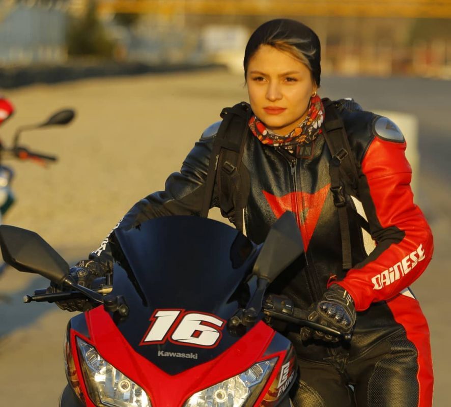 گلایه‌ دختر قدرتمند موتورسوار ایران/ دیگر در ایران مسابقه نمی‌دهم/ مدل شرکت انگلیسی شدم/ می‌توانم از هر کشوری اقامت بگیرم/ دور اروپا را با BMW می‌روم