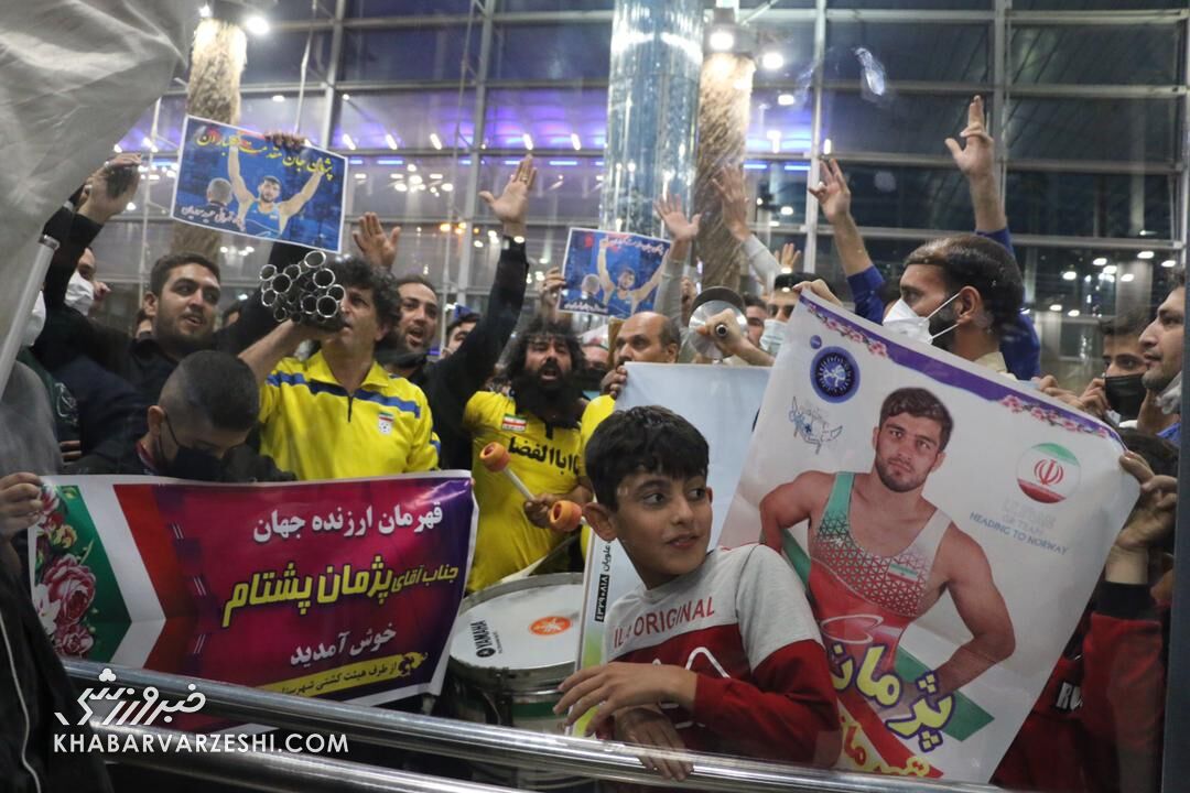 تصاویر| چهره متفاوت لیدرهای مازندرانی در فرودگاه امام استقبال لیدرهای مازندرانی از قهرمانان کشتی فرنگی