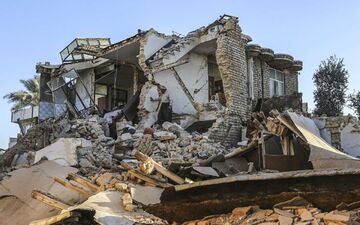 تصویری از قهرمان کشتی جهان و پرویز پرستویی که برای کمک به زلزله زدگان به خوزستان سفر کردند