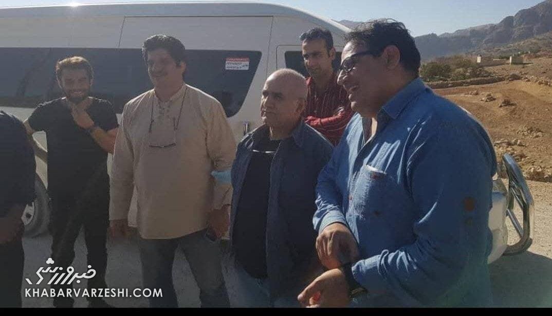 تصویری از قهرمان کشتی جهان و پرویز پرستویی که برای کمک به زلزله زدگان به خوزستان سفر کردند