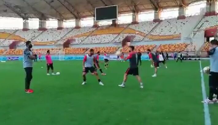 ویدیو| گرم کردن بازیکنان پرسپولیس پیش از دیدار با فولاد