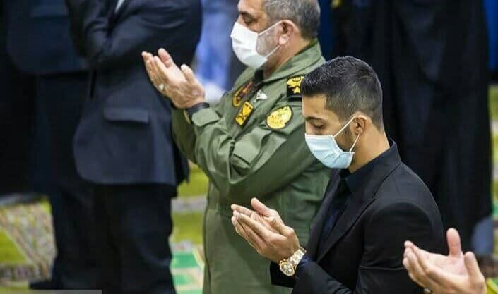 تصویری از قهرمان جهان در نماز جمعه تهران