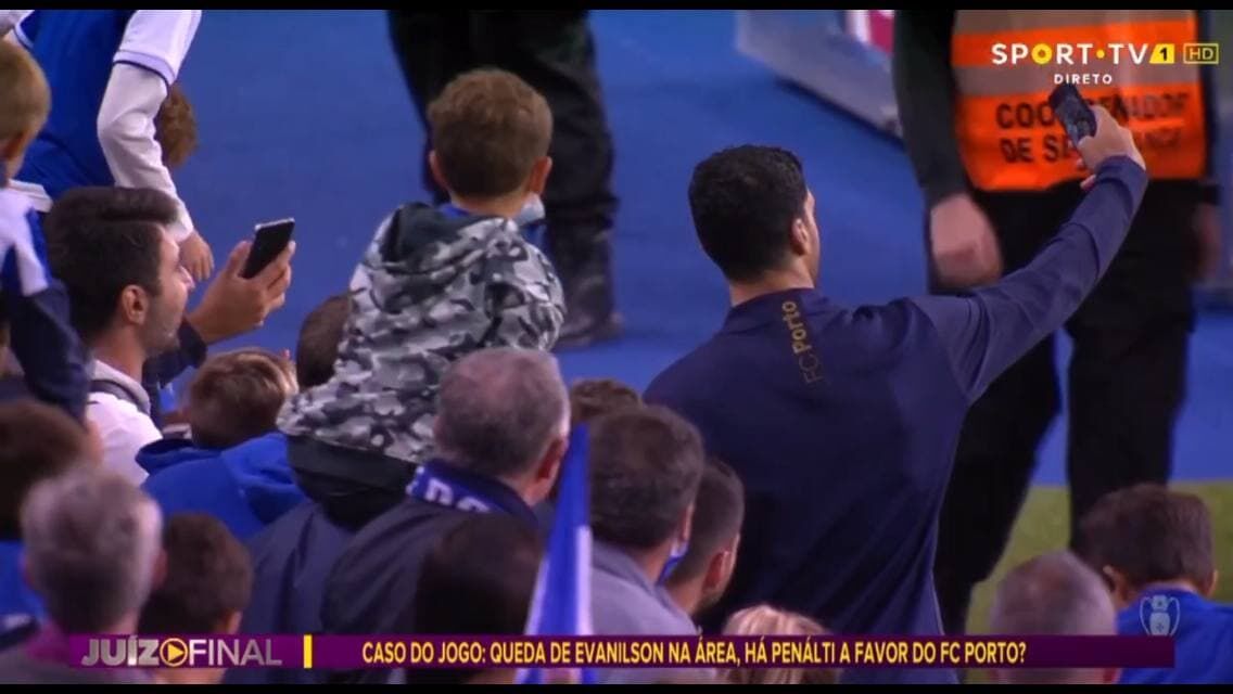 تصاویر| اشک هوادار دختر پورتو به خاطر طارمی/ درخواست خاص از طارمی و واکنش ستاره ایرانی