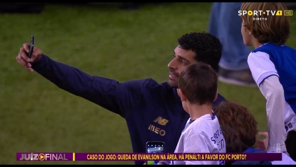 تصاویر| اشک هوادار دختر پورتو به خاطر طارمی/ درخواست خاص از طارمی و واکنش ستاره ایرانی