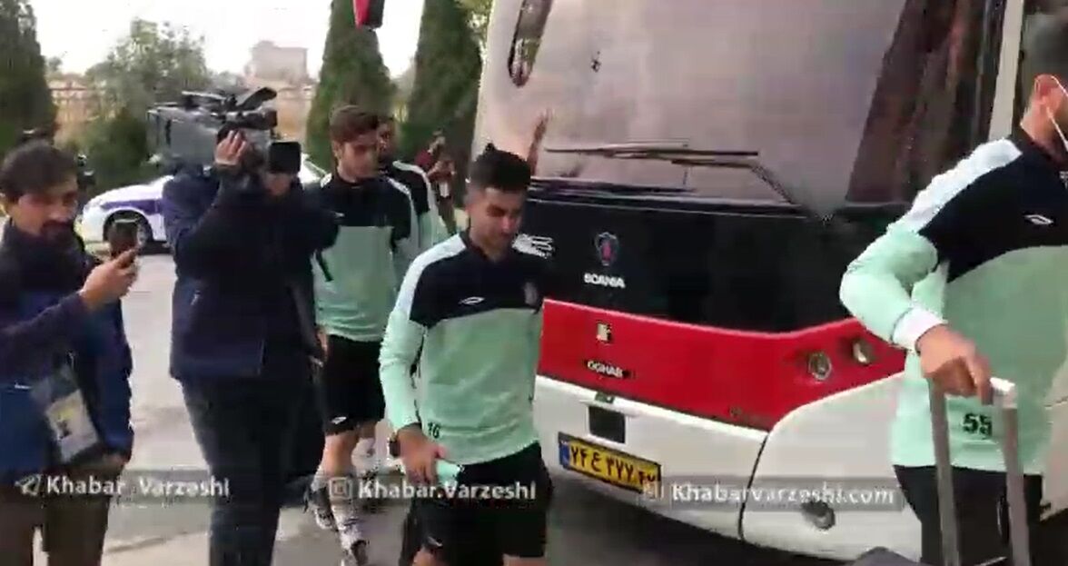 ویدیو| ورود اعضای آلومینیوم اراک برای دیدار با پرسپولیس
