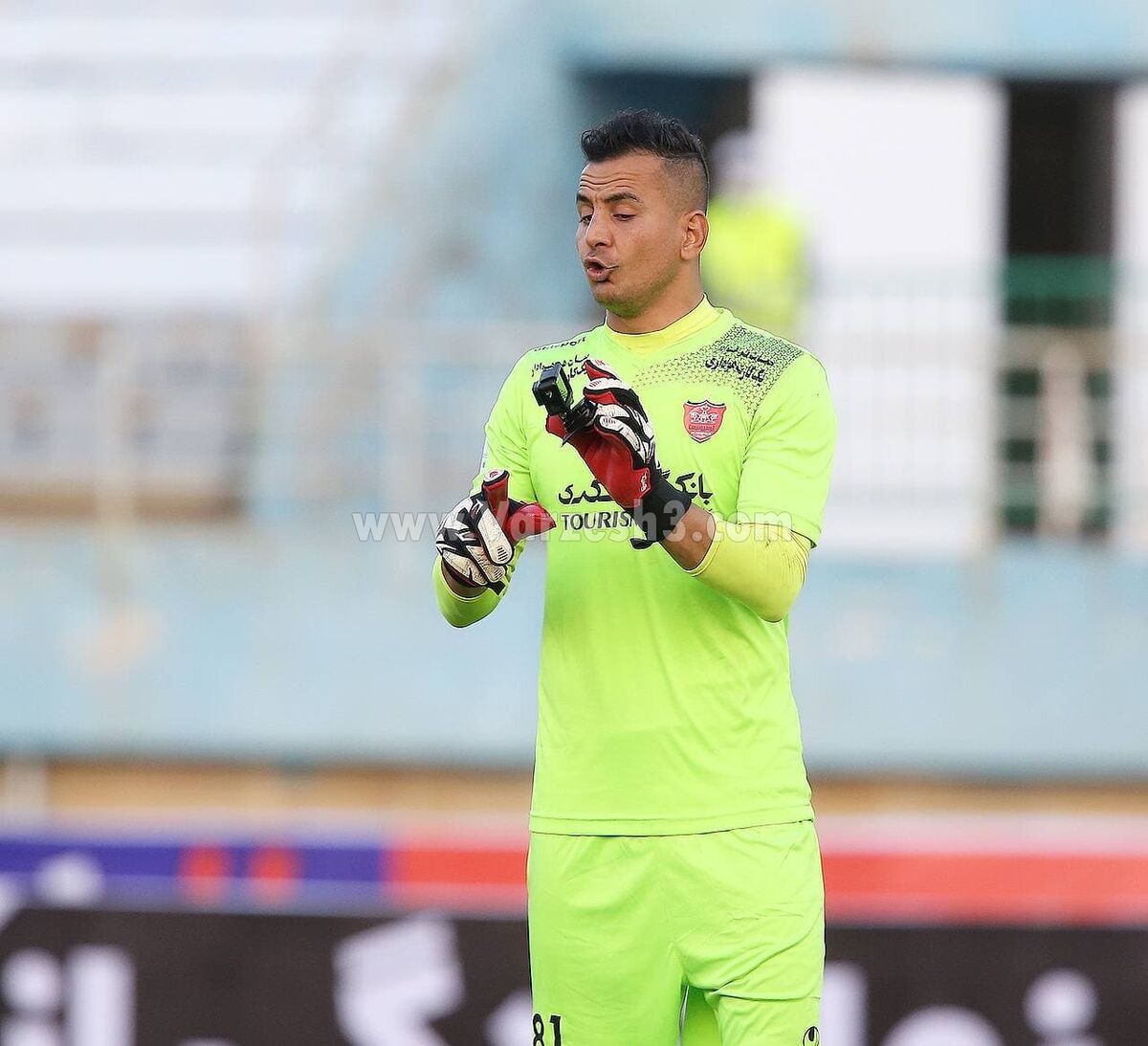 عجیب‌ترین تصاویر از باخت پرسپولیس در اراک/ شیء داخل دروازه پرسپولیس چه بود؟