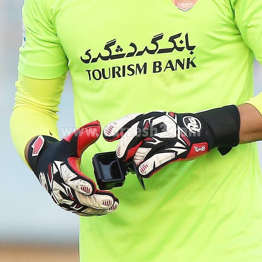 عجیب‌ترین تصاویر از باخت پرسپولیس در اراک/ شیء داخل دروازه پرسپولیس چه بود؟